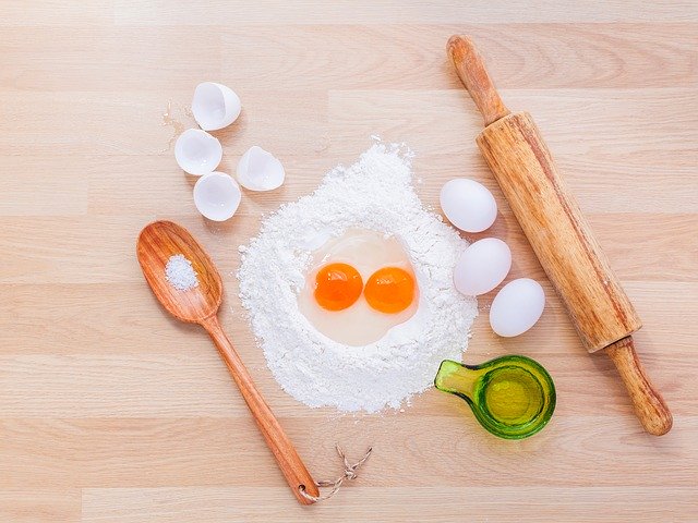 Utensilios de cocina, huevos y harina